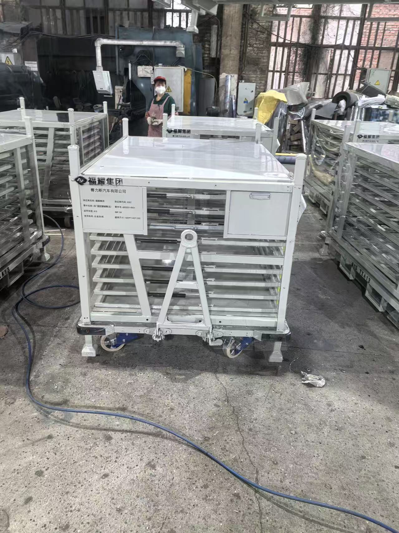 白色金属周转车现场成品